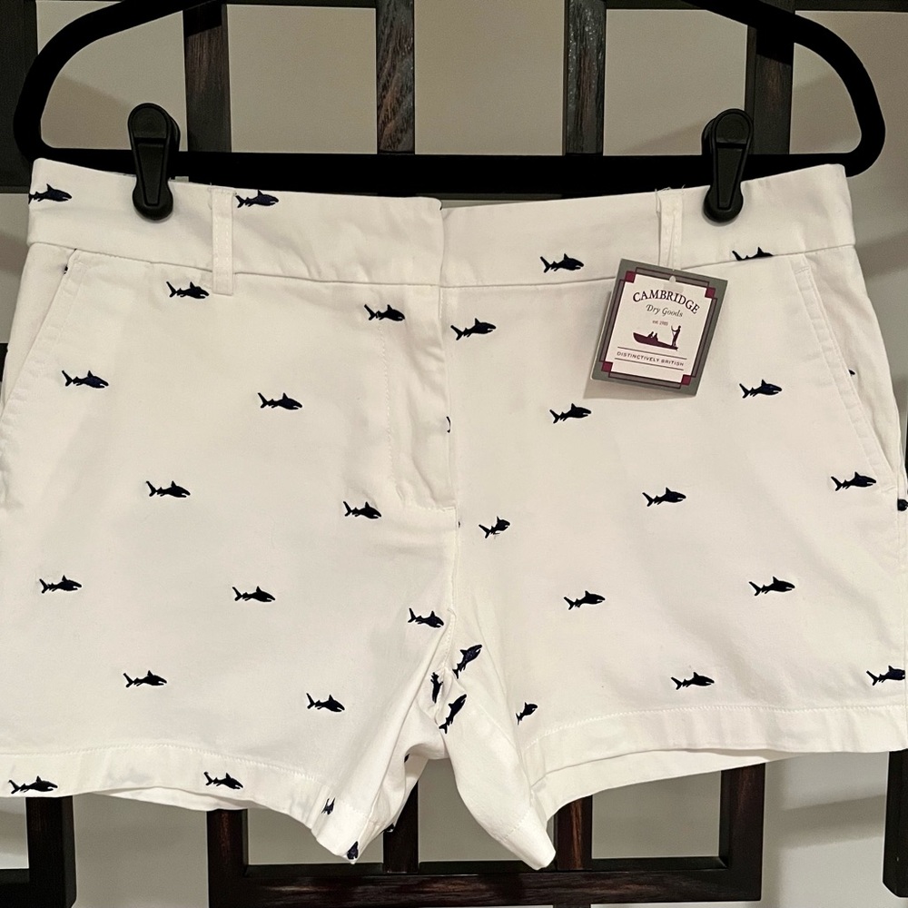 (NWT) CAMBRIDGE DRY GOODS, BLUE SHARKS EMBROIDERED ON WHITE SHORT SIZE 6